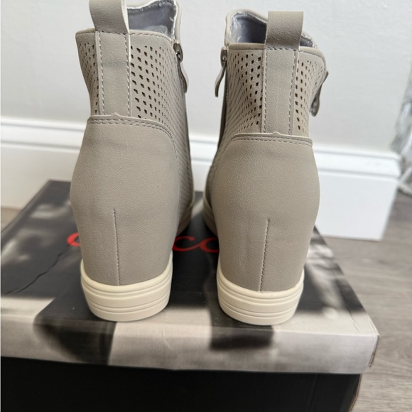 NIB Women's Gray Ankle Wedge Sneaker size 8 - Picture 4 of 7